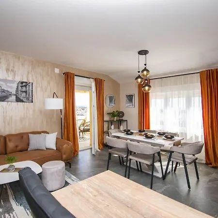 Diora And Silver Apartment